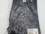 l'arrière d'un pantalon noir posé sur une surface blanche