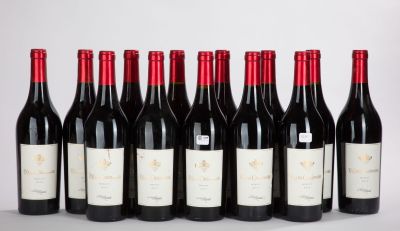 six bouteilles de vin rouge alignées sur une table