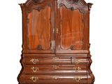 une armoire ancienne en bois avec deux tiroirs et un miroir