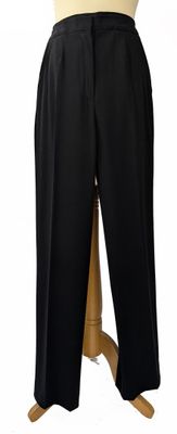 Le mannequin porte un pantalon noir et une chemise blanche.
