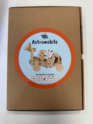 une image représentant une boîte en carton sur laquelle figure l'illustration d'un chien au volant d'un tracteur