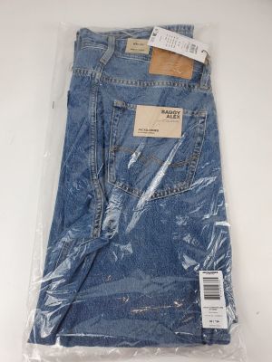 un gros plan sur un jean emballé dans du plastique