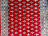 un tapis rouge et blanc orné d'un motif en losanges