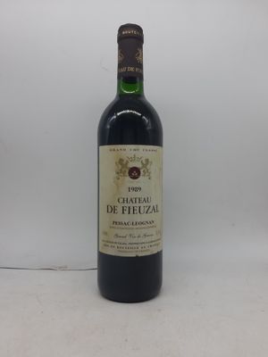 une bouteille de vin posée sur une table