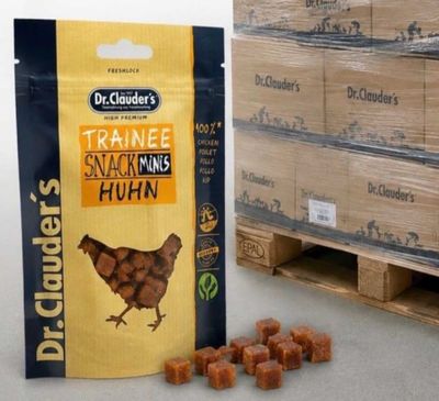 un sachet de nuggets de poulet à côté d'une pile de caisses