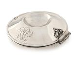 une assiette ancienne en argent, ornée d'un monogramme
