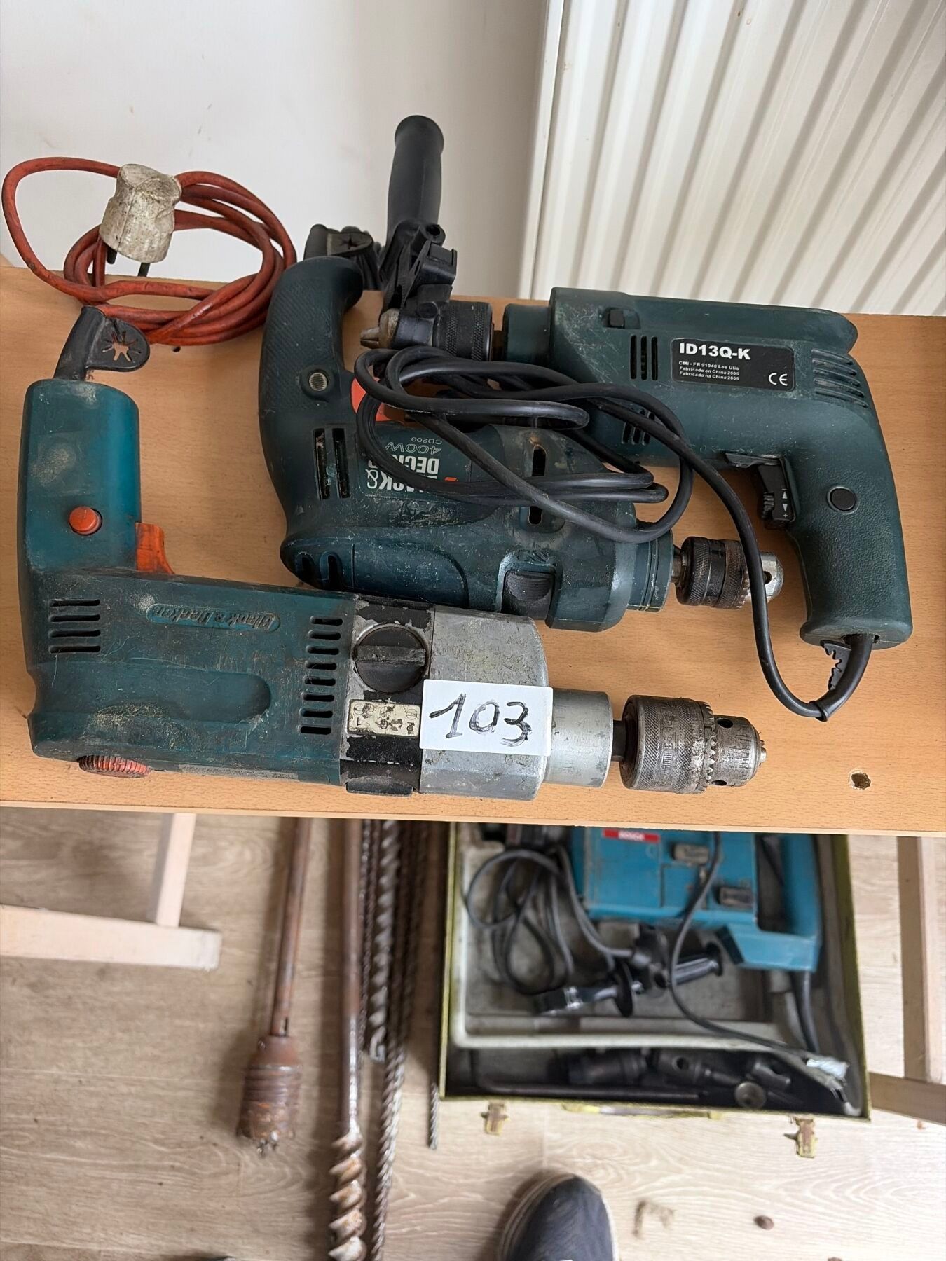 Trois perceuses électriques (dont deux BLACK & DECKER et une…