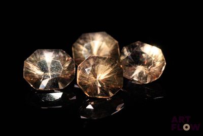 trois diamants jaunes sur un fond noir