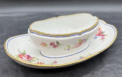 une petite tasse et une soucoupe posées sur une table