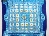 une image représentant une nappe bleue et blanche ornée d'oiseaux et de fleurs