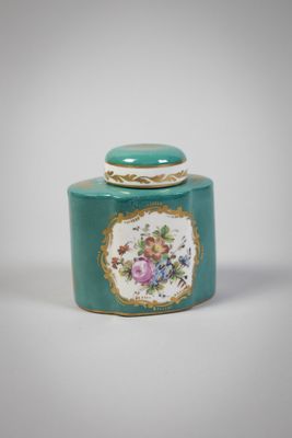 une boîte à thé ornée d'un motif floral