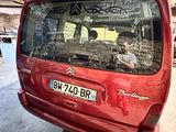 une voiture rouge garée dans un garage