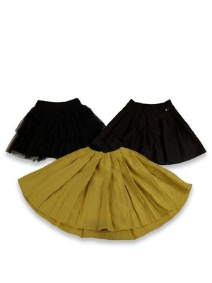 une paire de jupes noires et jaunes sur fond blanc