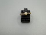 une bague en or avec une perle au centre