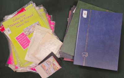 une pile de livres posée sur une table à côté d'une autre pile de livres