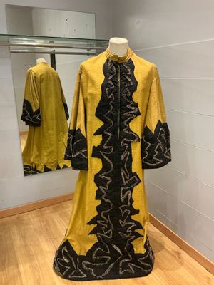une image représentant un mannequin dans une pièce avec un miroir