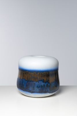 un bol blanc et bleu posé sur une table