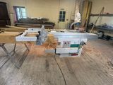 une photo d'une pièce dans laquelle se trouve une scie circulaire à table