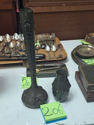 une table sur laquelle sont disposés de nombreux couverts