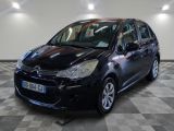 la petite voiture noire est garée sur un sol en damier