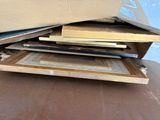 une pile de cartons et d'autres objets posés sur une table