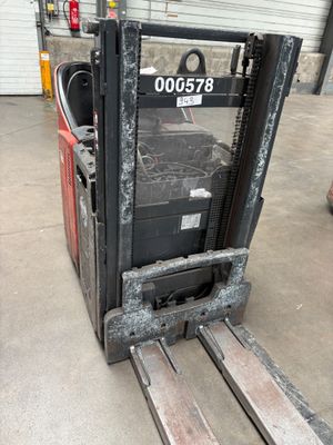 une photo d'un chariot élévateur équipé d'une porte