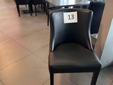 des tables et des chaises dans un restaurant, avec une étiquette de prix collée à l'arrière