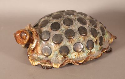 une petite figurine de tortue posée sur une table