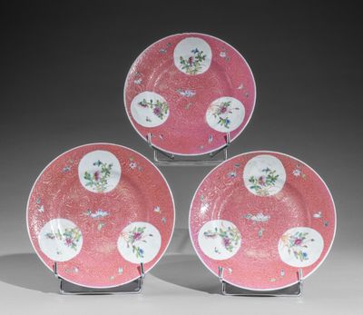 trois assiettes roses et blanches ornées de motifs floraux