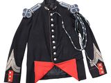 une image représentant une veste noire ornée d'un nœud papillon rouge