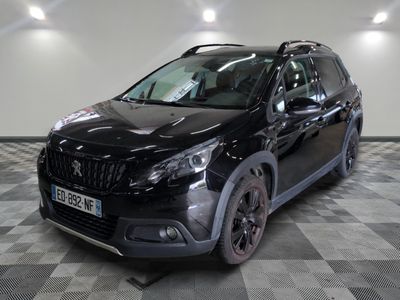 la voiture noire est garée dans le garage sur le sol en damier