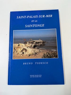 le livre est posé sur une table blanche, avec une couverture bleue