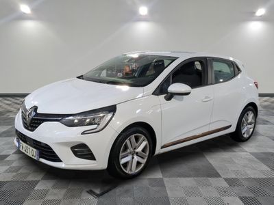 une voiture blanche est garée dans une pièce au sol à carreaux