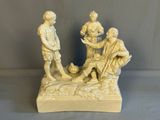 une figurine représentant un groupe de personnes assises sur un banc