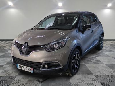 L'avant d'une voiture argentée est garé sur un sol à damier.
