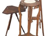 une petite table avec un tabouret à côté