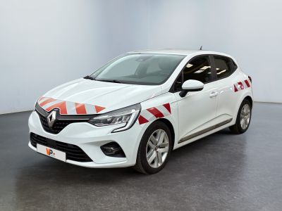 une voiture blanche ornée d'une bande rouge et blanche