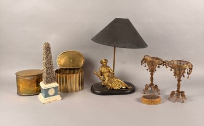 un grand nombre d'objets posés sur une table
