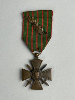 l'image d'une médaille ornée d'une croix sur une surface blanche