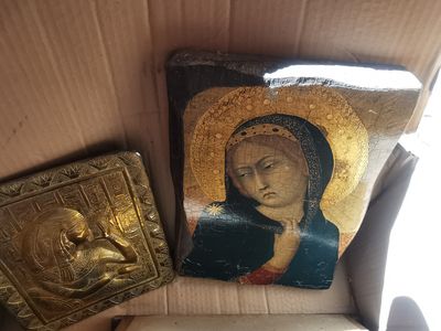une boîte sur laquelle figure l'image d'une femme et une boîte sur laquelle figure l'image d'une femme