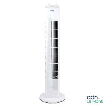 un ventilateur colonne blanc posé sur une table blanche