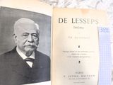 un livre sur lequel figure la photo d'un homme en costume-cravate