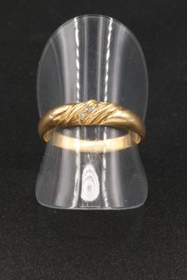 Fine bague en or jaune 18K (750°/00) godronnée.