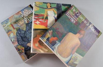 trois livres sont empilés sur une table