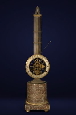 une vieille horloge avec une tour en arrière-plan, sur un fond bleu foncé