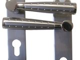 un gros plan sur une poignée métallique fixée à une porte