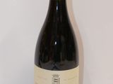 une bouteille de vin posée sur une table