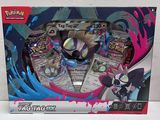 une photo d'une boîte de cartes Pokémon posée sur une table