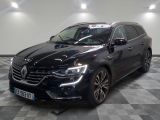 la voiture noire est garée sur un sol en damier dans le garage