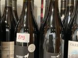des bouteilles de vin sont alignées sur une étagère dans un magasin